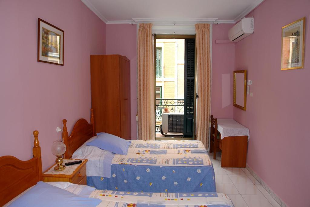 Hostal Dos Naciones Madrid Room photo