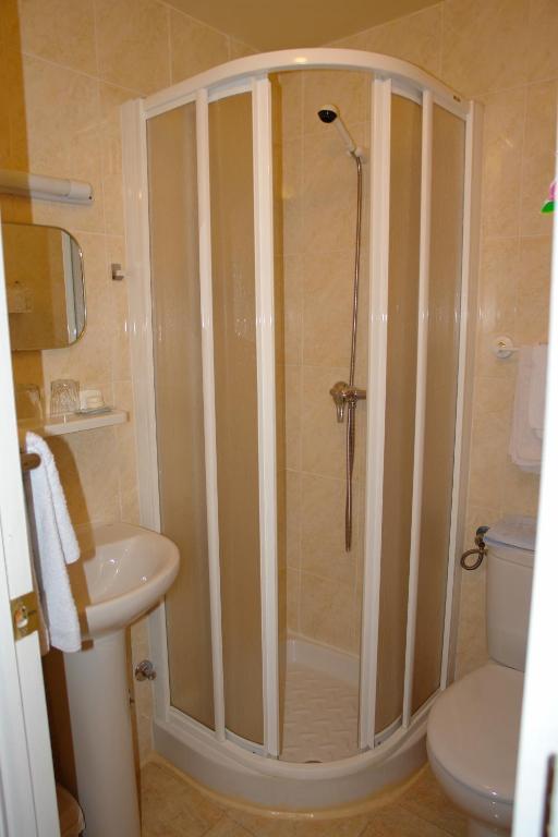Hostal Dos Naciones Madrid Room photo